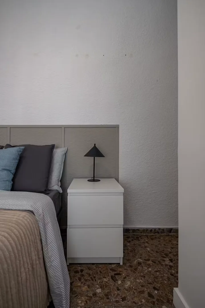Habitación estudiantil funcional perfecta para estudiar en