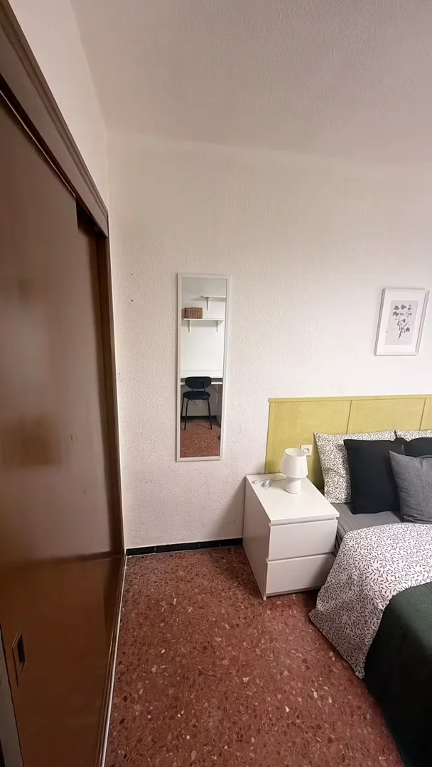 Bright and airy student room with easy university access in