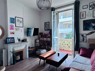 Logement entier à Rue Pons, Prado-République, image 1 de 6