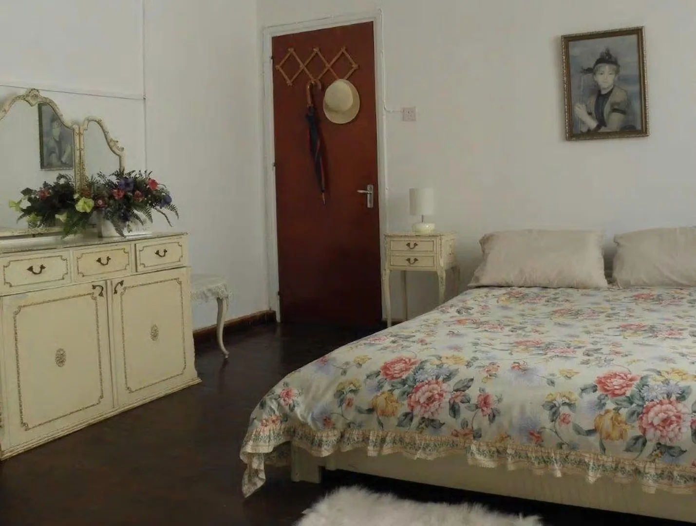 Quarto acessível para estudantes com iluminação ampla em 