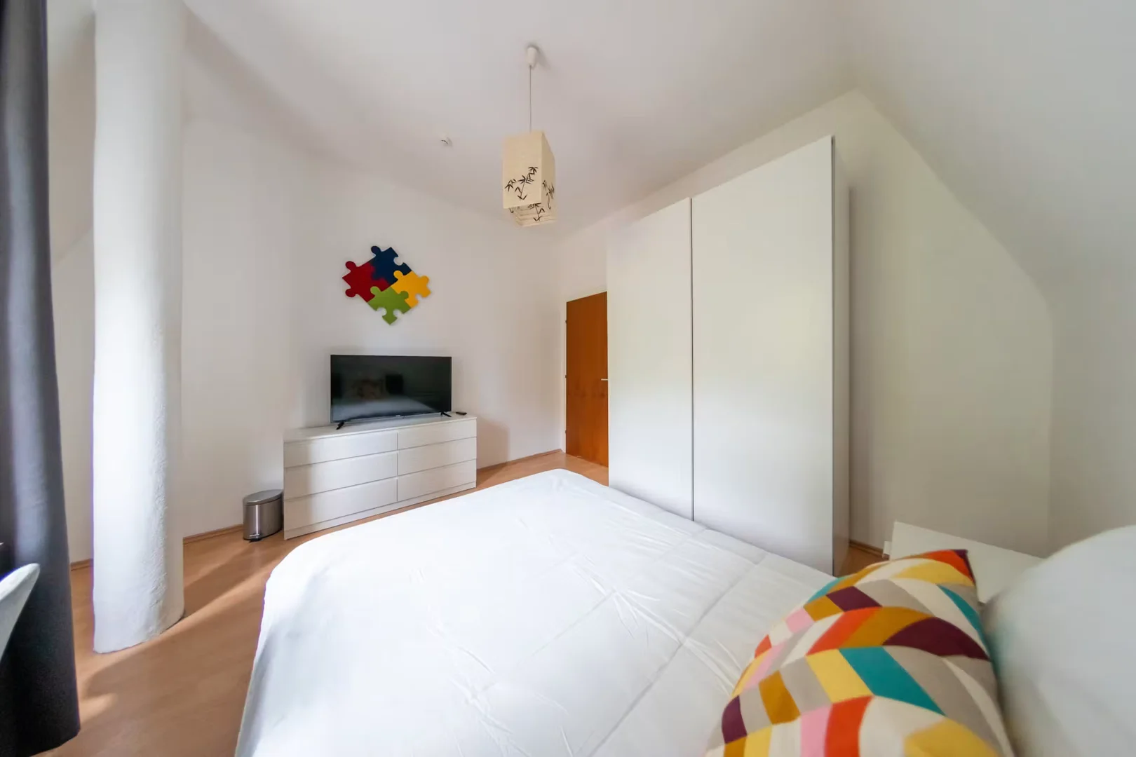 Quarto de estudante económico perto do campus em 