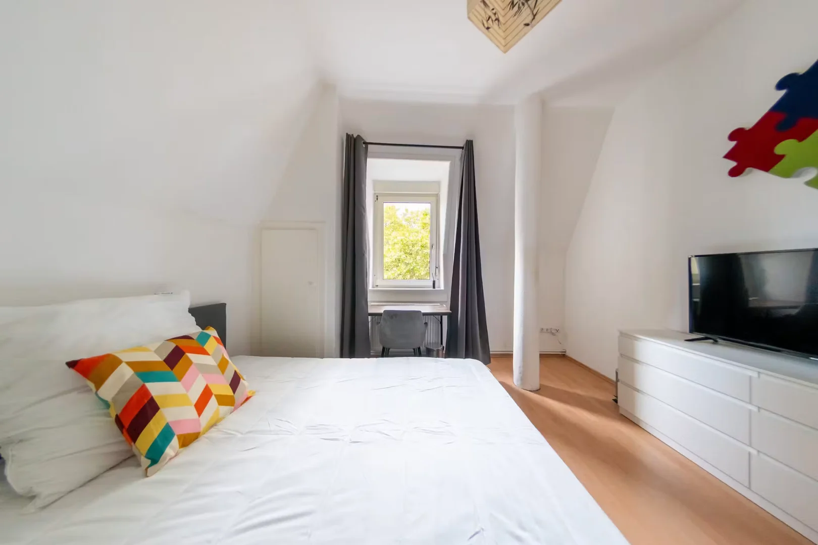 Quarto acessível para estudantes com iluminação ampla em 