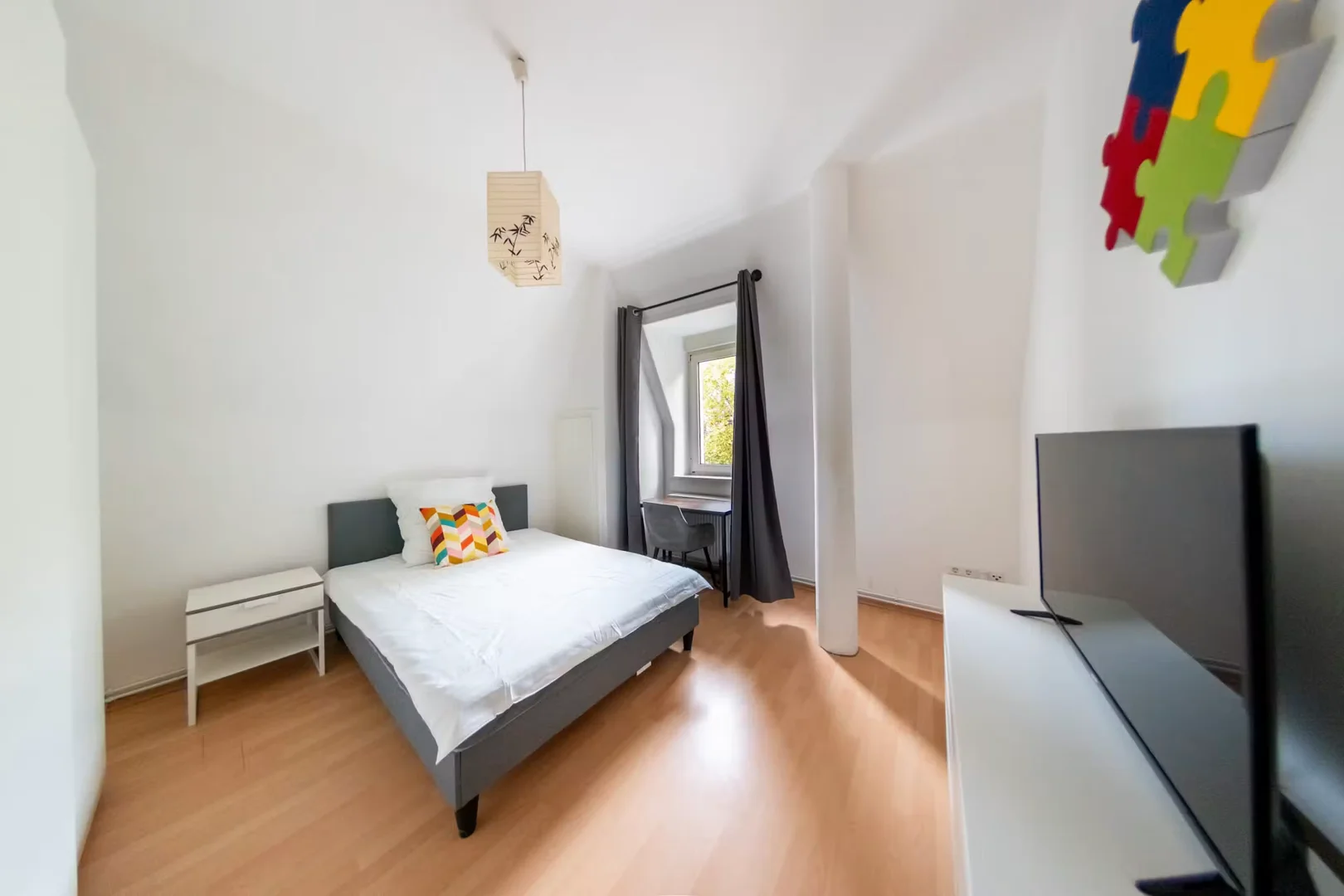 Quarto de estudante em  com área de estudo e instalações partilhadas