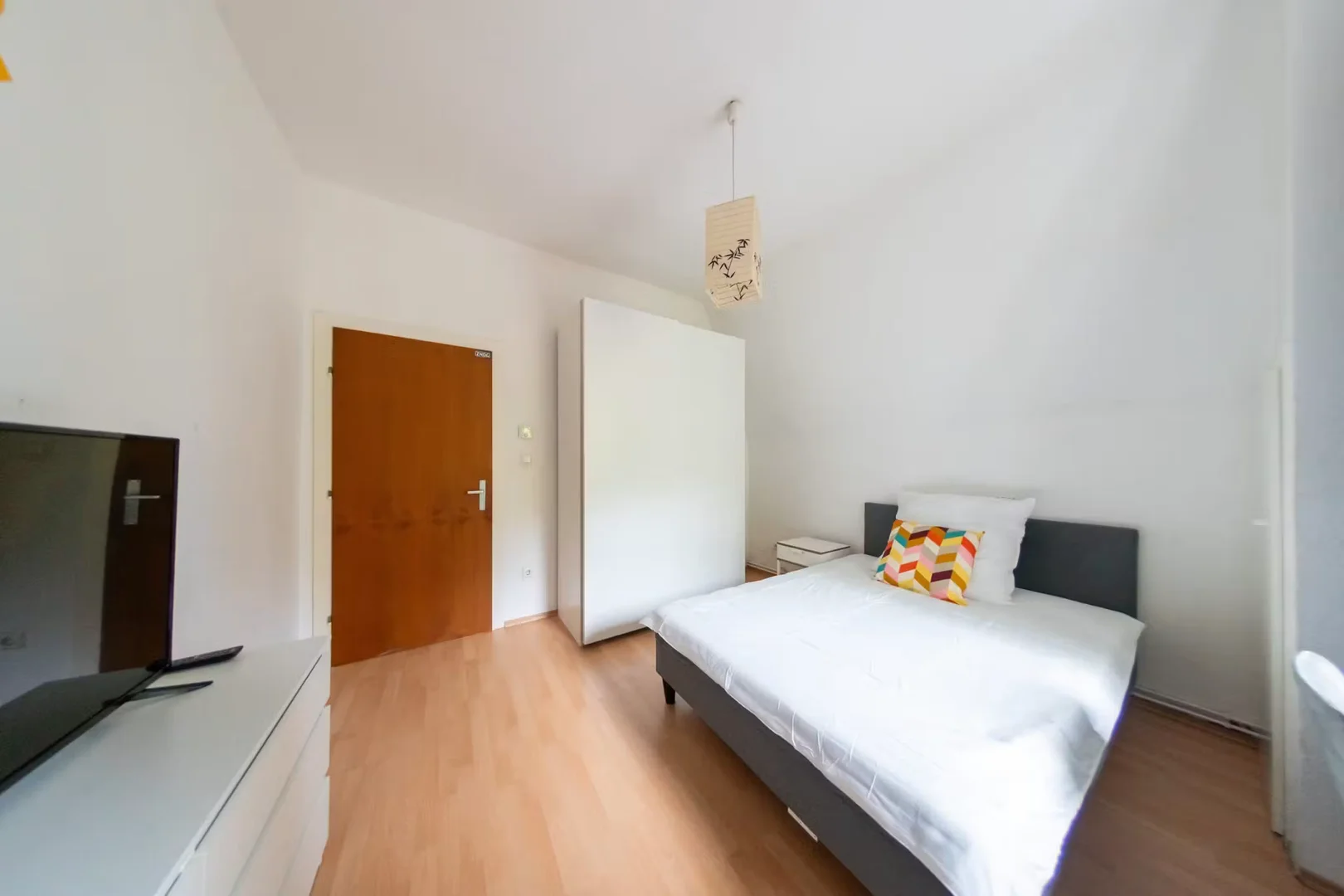 Quarto de estudante em  com área de estudo e instalações partilhadas