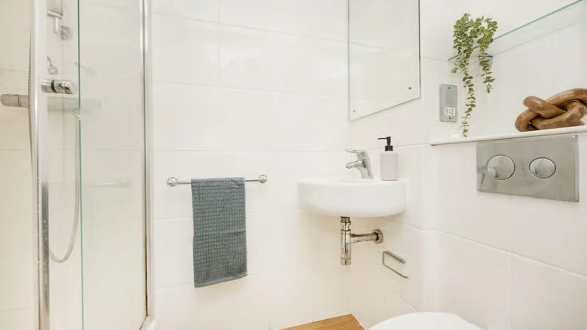 Bright and airy student room with easy university access in 