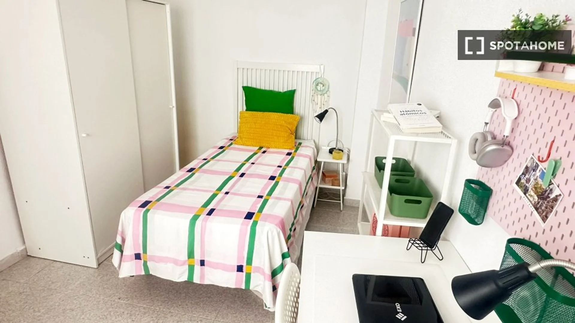 Zimmer in Studentenwohnung in  zu vermieten, voll möbliert