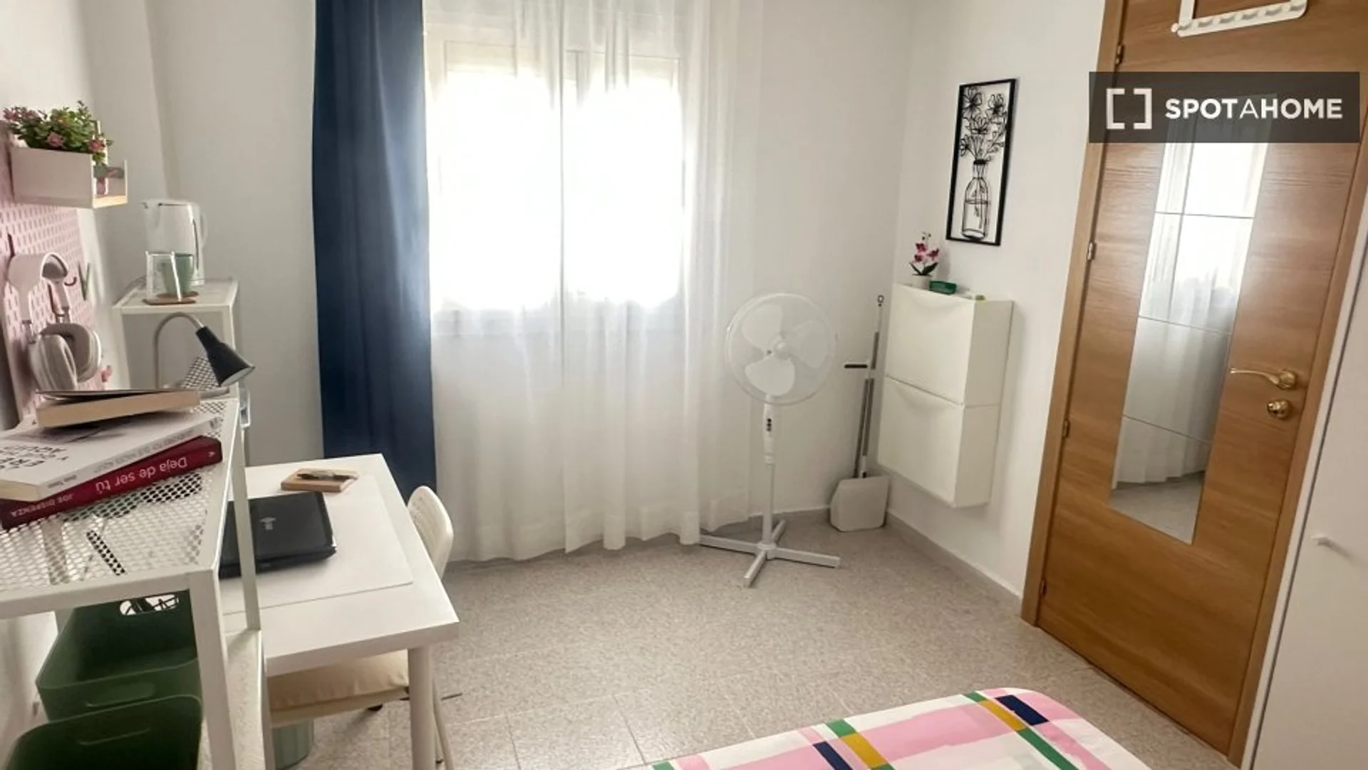 Studentenzimmer in  mit Arbeitsbereich und Gemeinschaftseinrichtungen