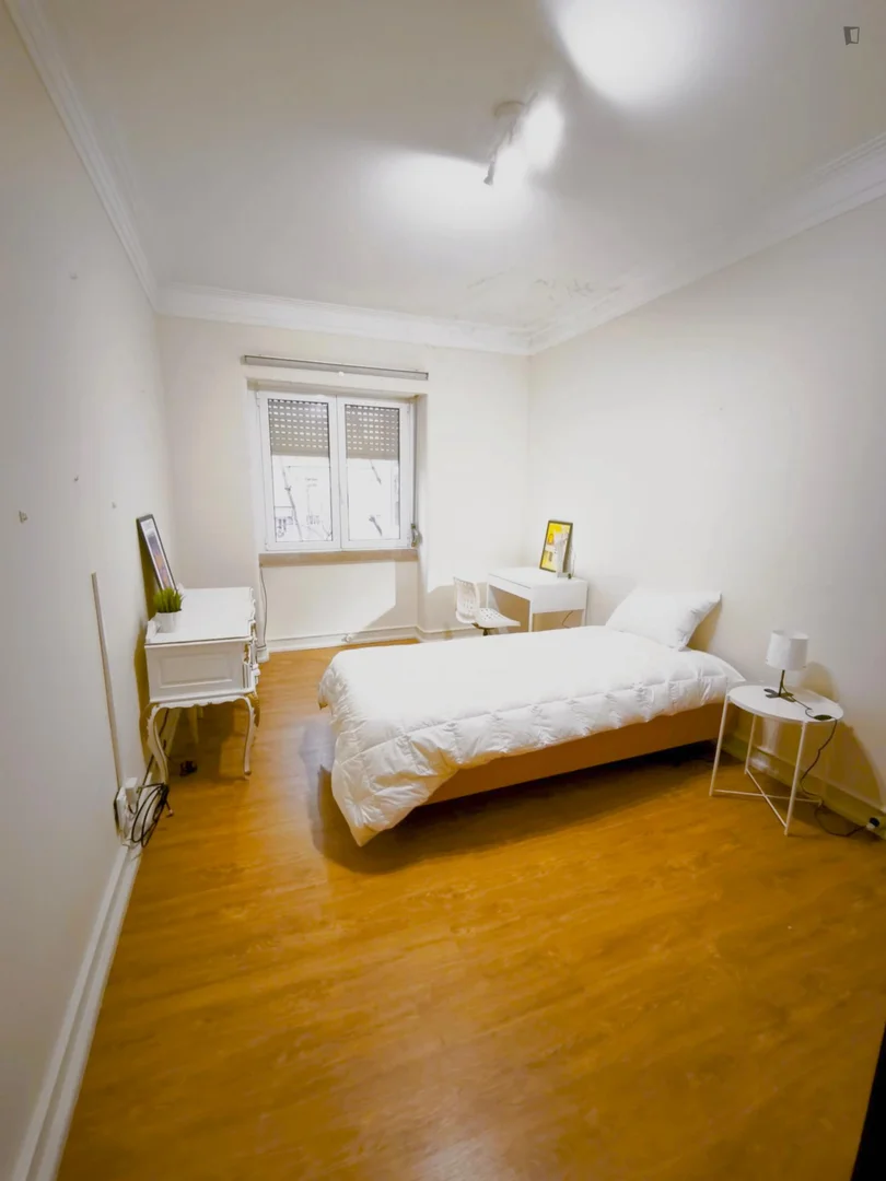 Studentenzimmer in  mit Arbeitsbereich und Gemeinschaftseinrichtungen