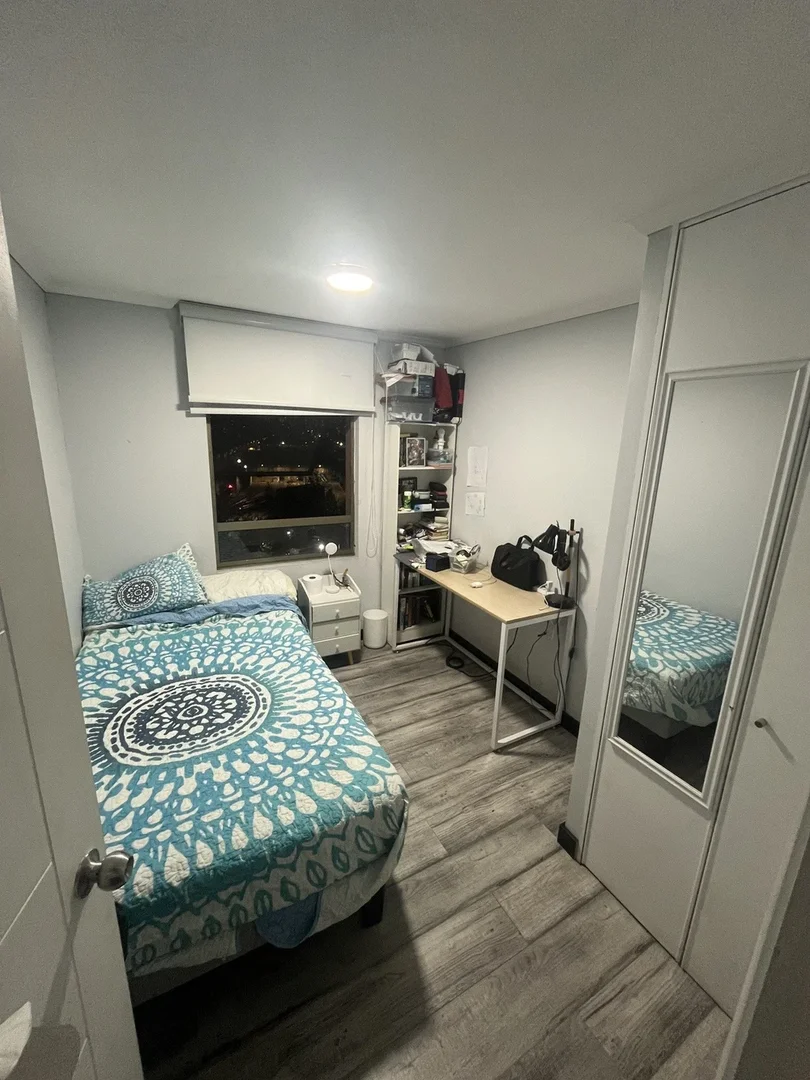 Chambre d'étudiant à  avec espace d'étude et installations communes