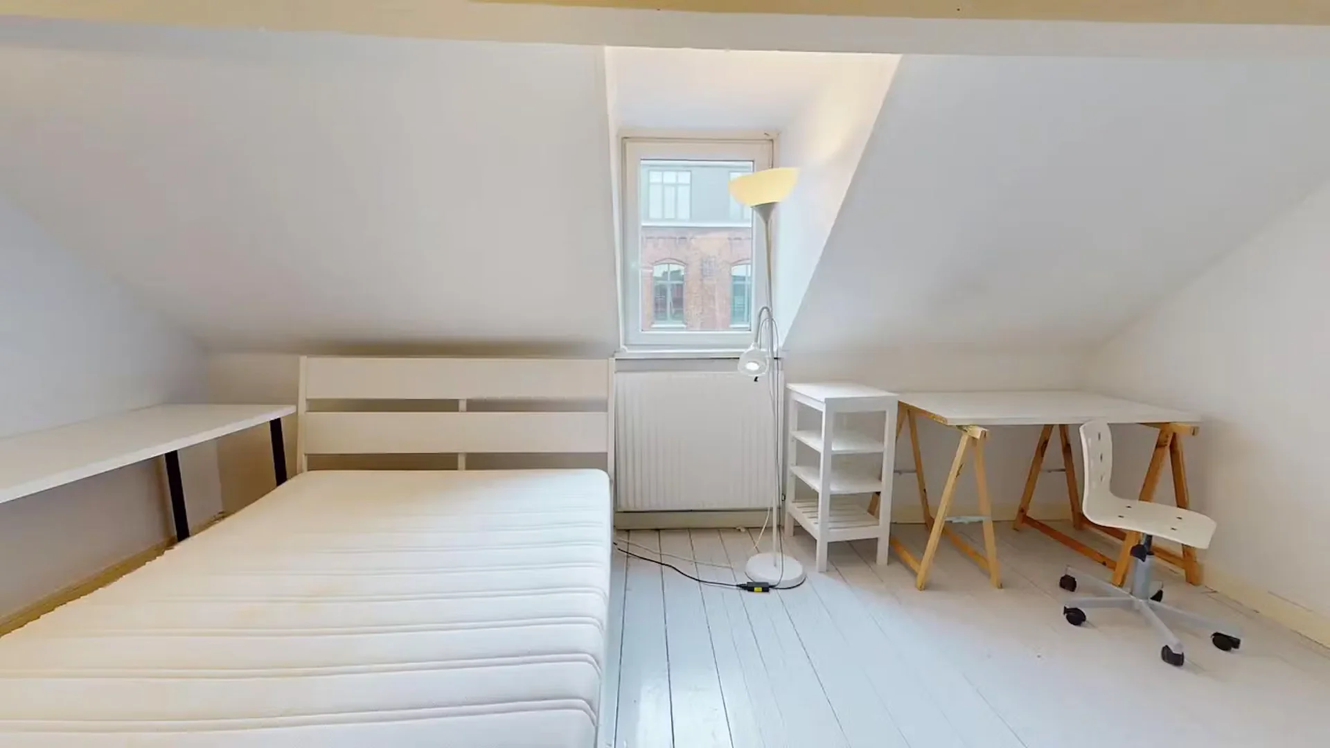 Chambre d'étudiant à avec espace d'étude et installations communes