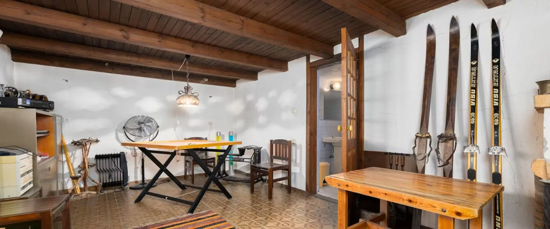 Chambre d'étudiant à  avec espace d'étude et installations communes