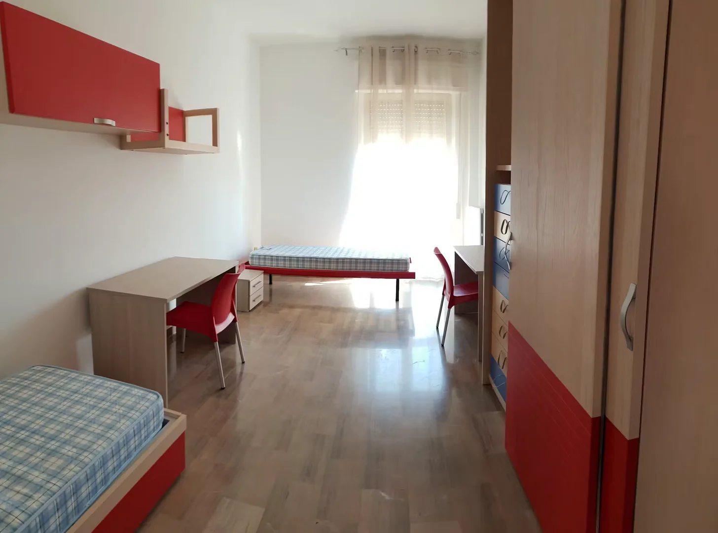 Funkcjonalny pokój studencki idealny do nauki w