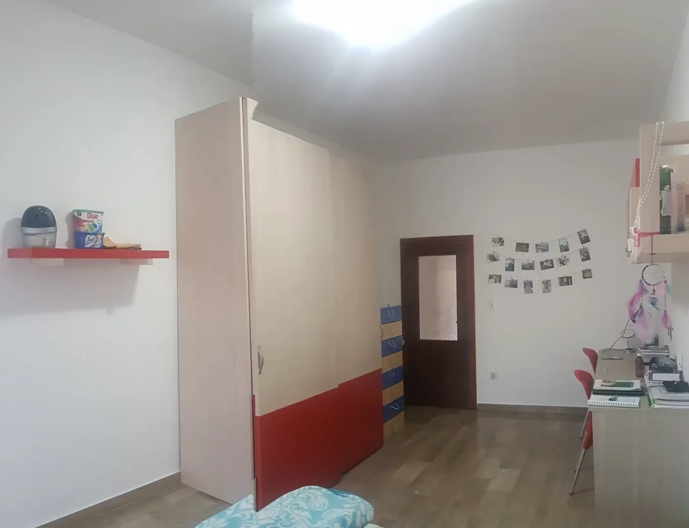 Pokój studencki w z miejscem do nauki i wspólnymi udogodnieniami