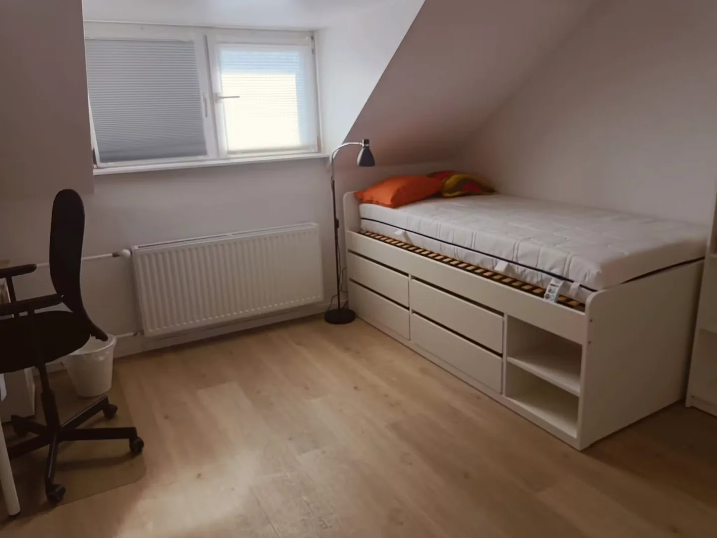 Habitación estudiantil económica cerca del campus en 