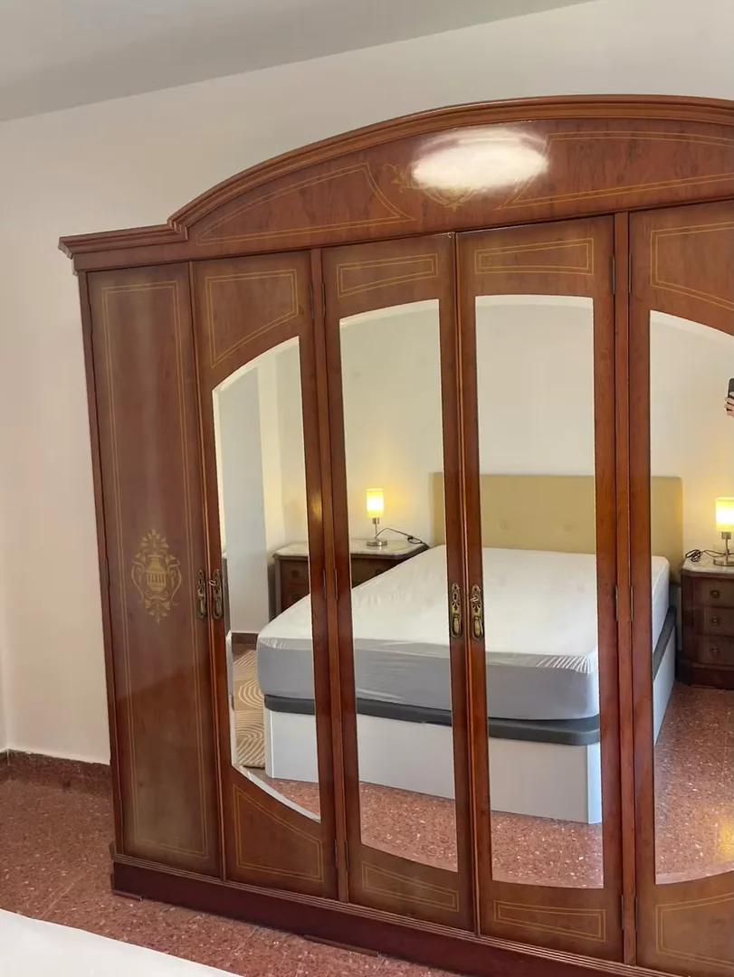 Habitación estudiantil luminosa y aireada con fácil acceso a la universidad en 