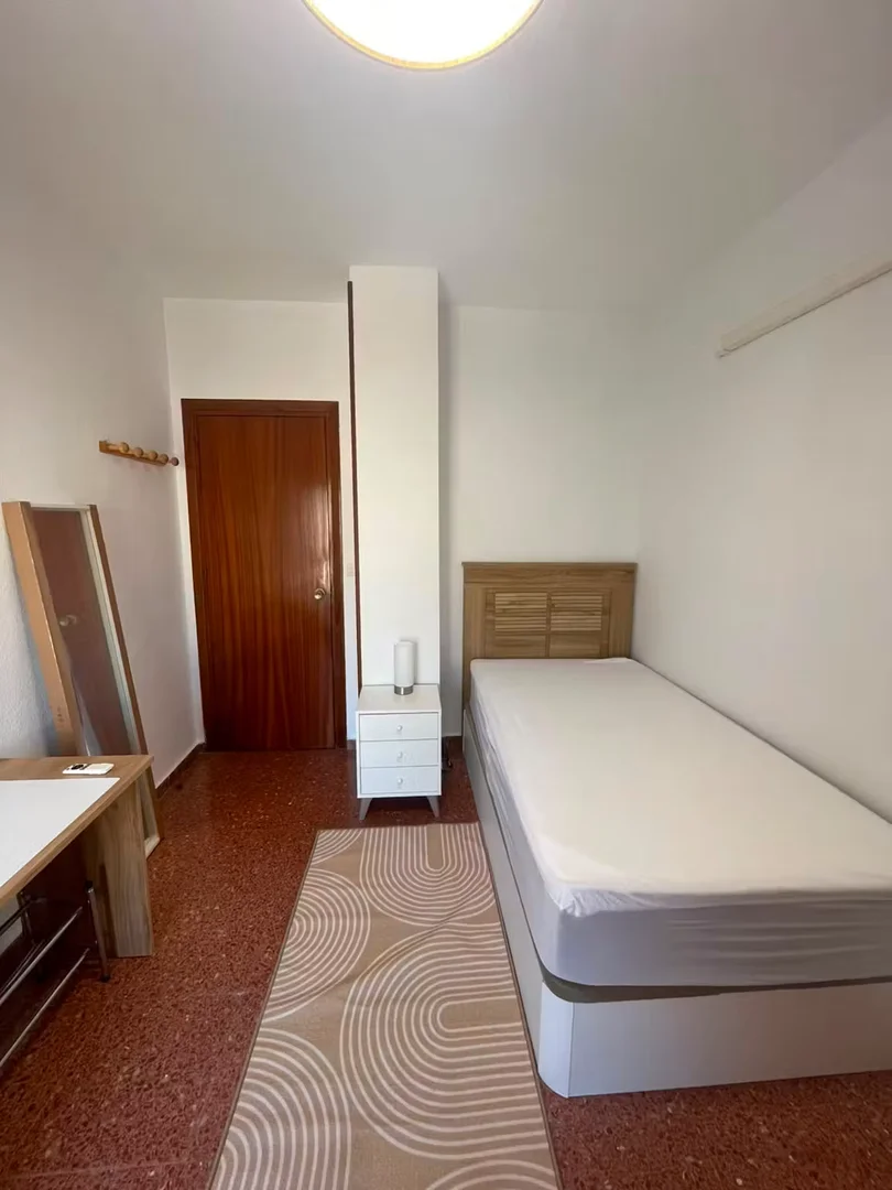 Habitación asequible para estudiantes con buena iluminación en 