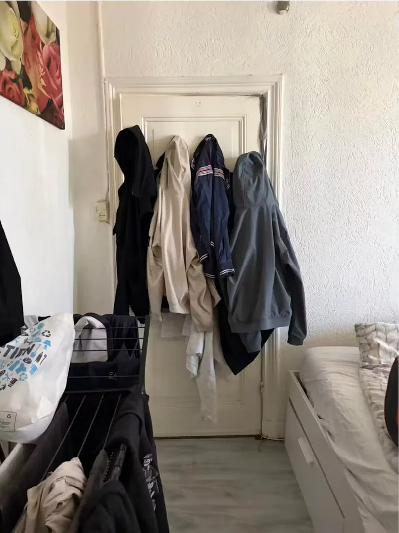 Chambre d'étudiant lumineuse et aérée avec accès facile à l'université dans 