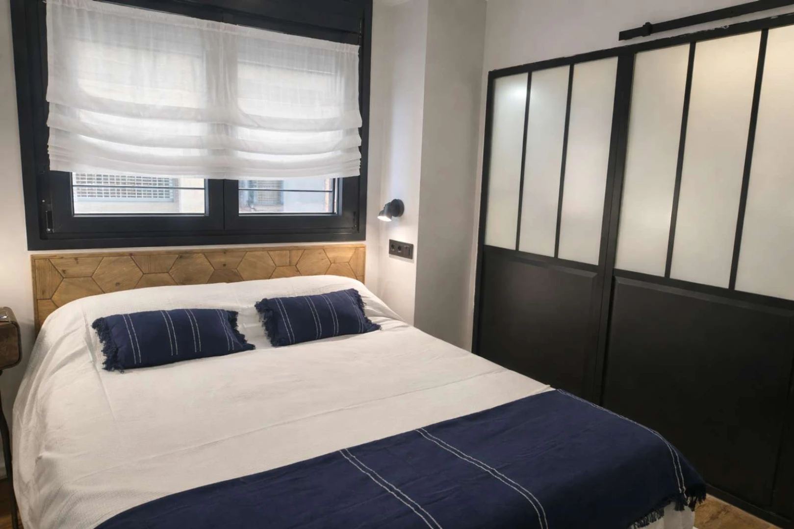 Este apartamento amueblado de 1 dormitorio en Zaragoza está disponible para alquilar. Incluye una cocina totalmente equipada con electrodomésticos prácticos como lavavajillas y horno. El apartamento también cuenta con aire acondicionado individual y lavadora de uso compartido. Todos los gastos básic - alojamiento para estudiantes en Cam. de las Torres