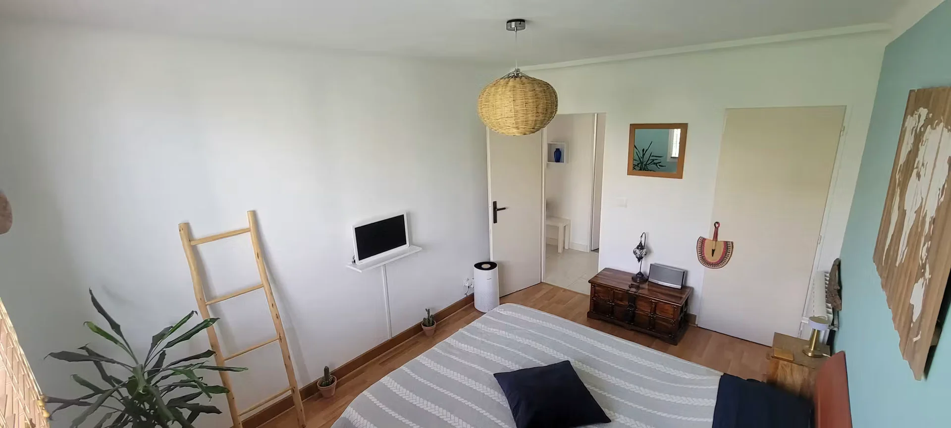 Functional student room perfect for studying in