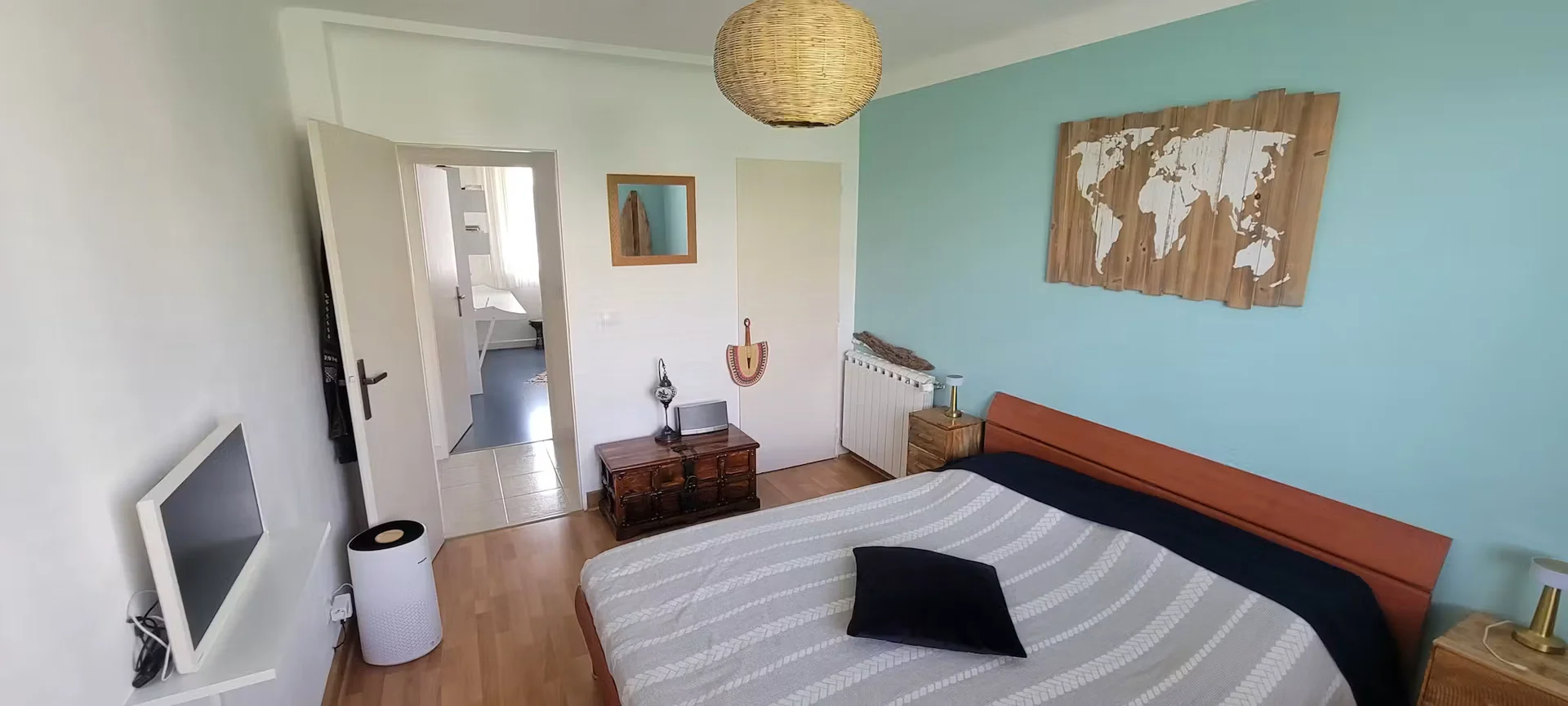 Comfortable and spacious student room in