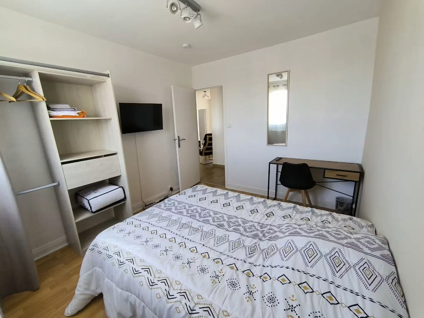 Habitación estudiantil amplia y cómoda en 