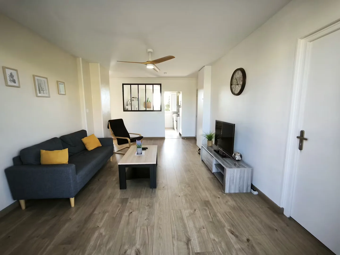 Habitación estudiantil funcional perfecta para estudiar en 