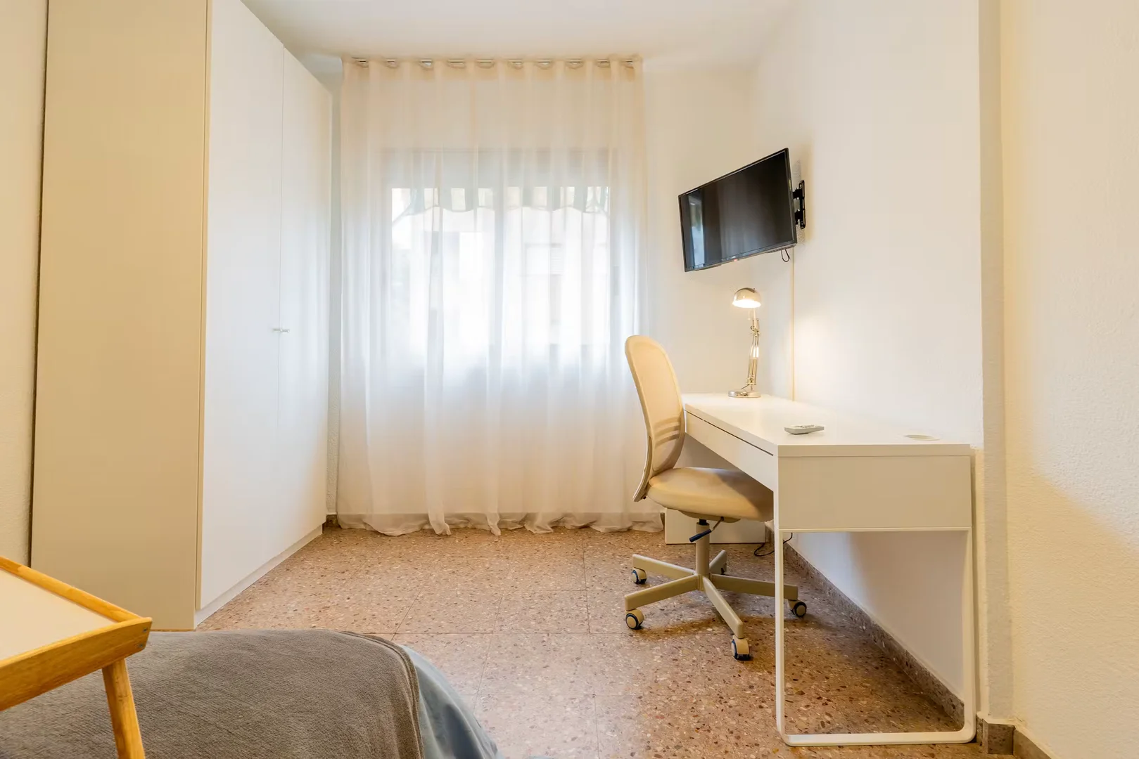 Stanza economica per studenti con ampia illuminazione in 