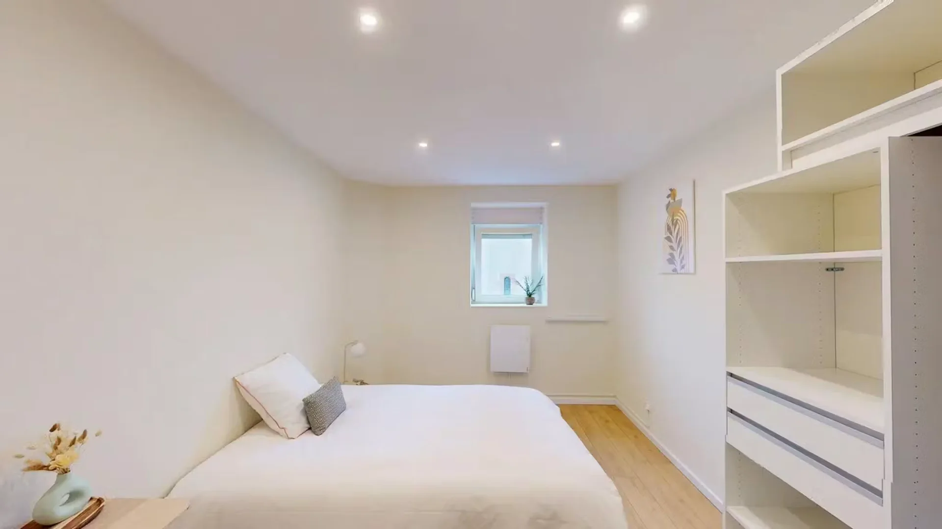 Chambre abordable pour les étudiants avec un bon éclairage dans 