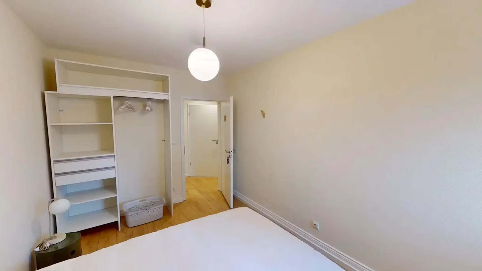 Chambre d'étudiant à  avec espace d'étude et installations communes