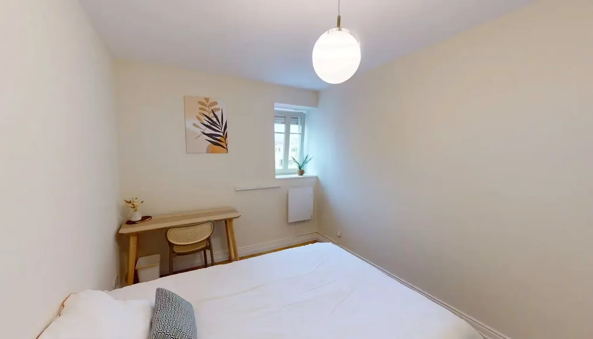 Chambre d'étudiant économique avec emplacement pratique dans 