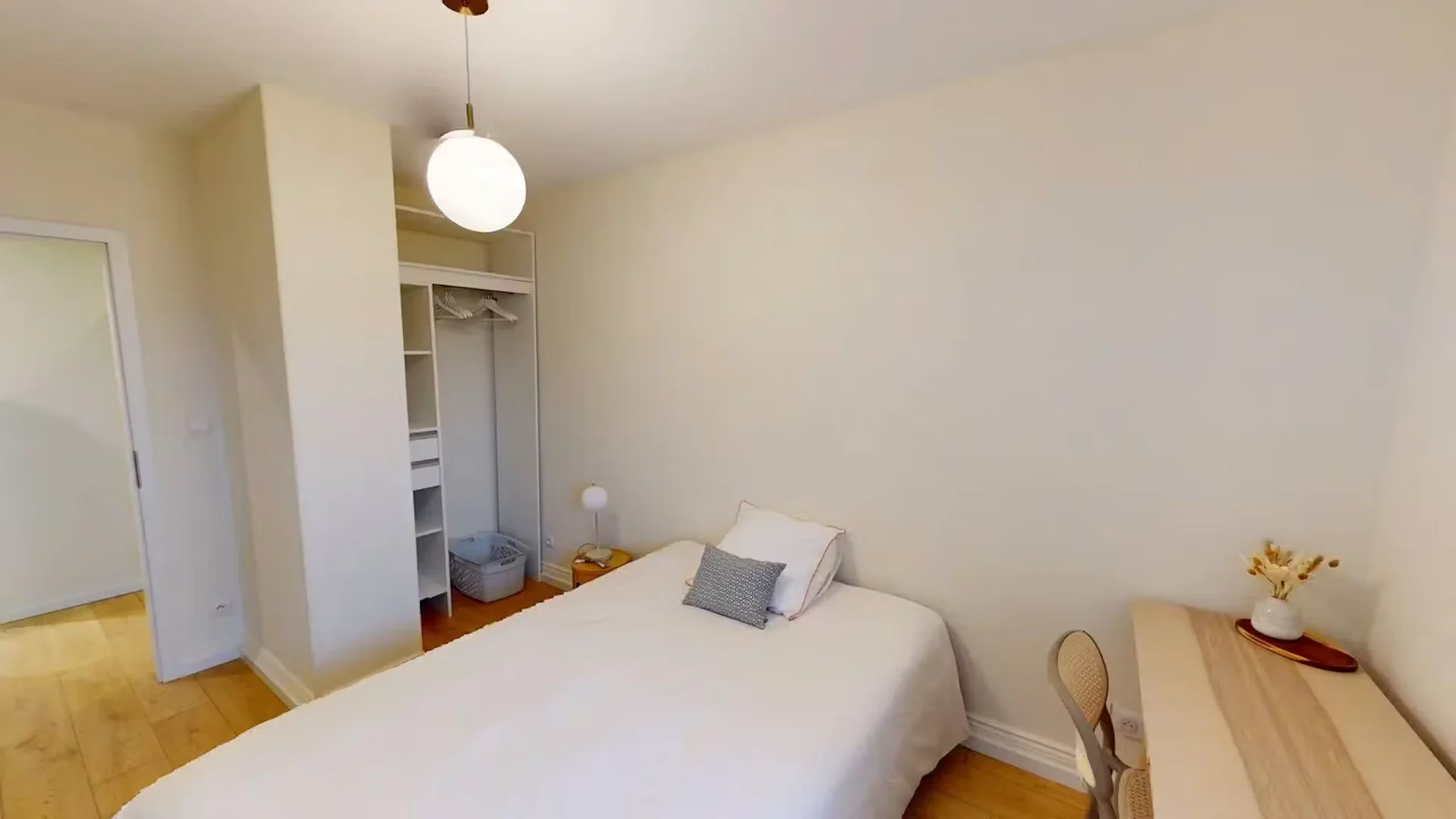 Chambre d'étudiant économique avec emplacement pratique dans 