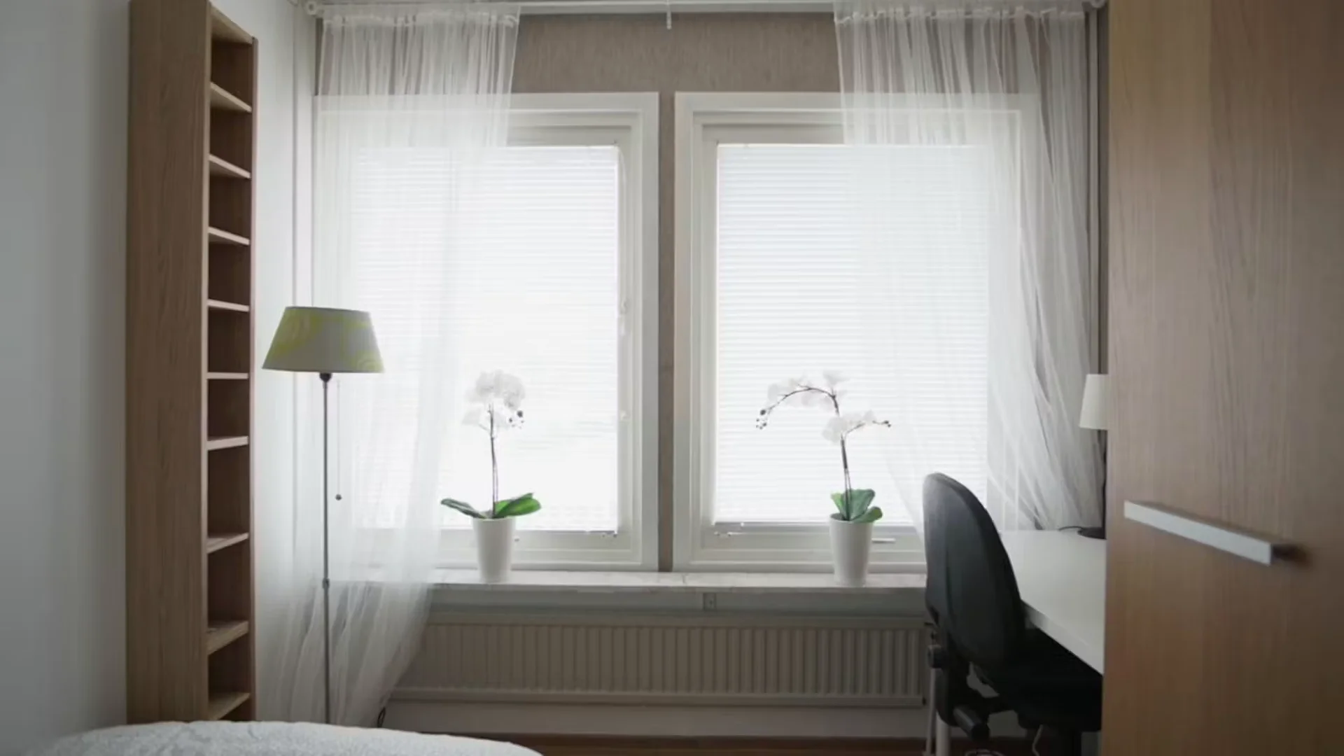 Studentenzimmer in  mit Arbeitsbereich und Gemeinschaftseinrichtungen