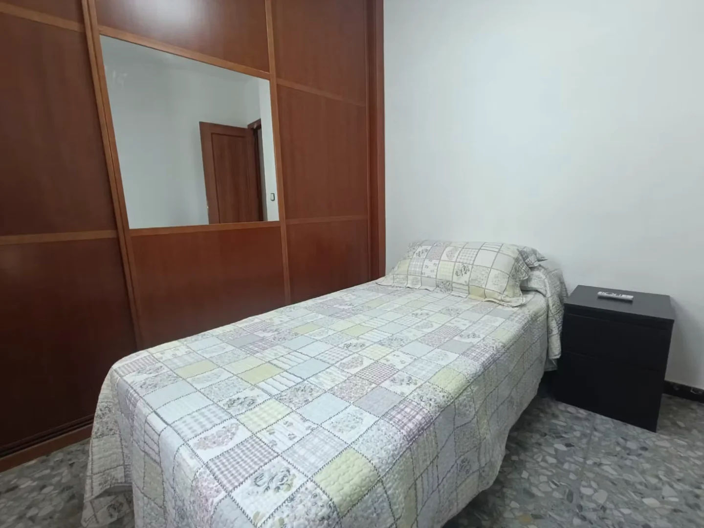 Quarto de estudante económico perto do campus em 