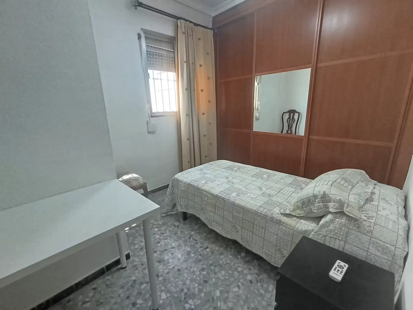 Quarto de estudante confortável e espaçoso em 