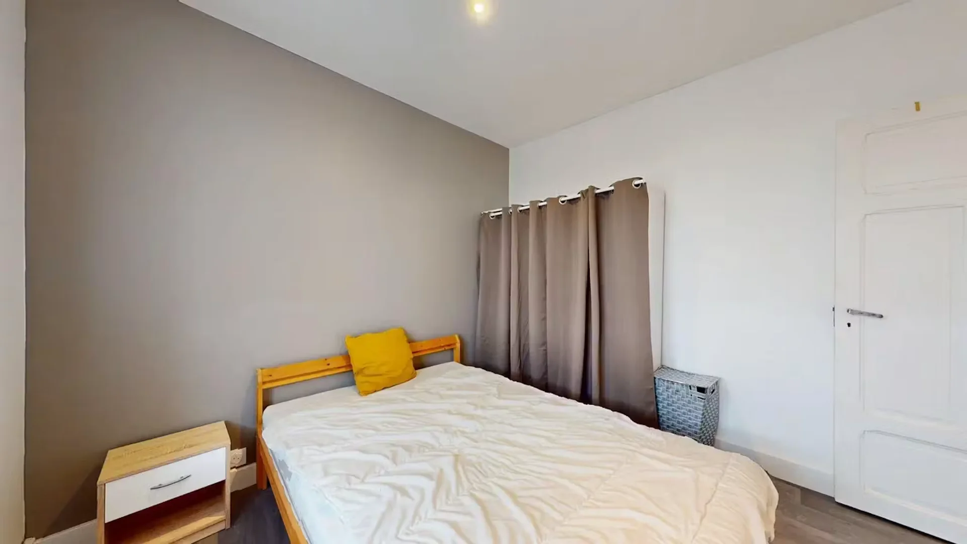 Habitación estudiantil económica cerca del campus en 