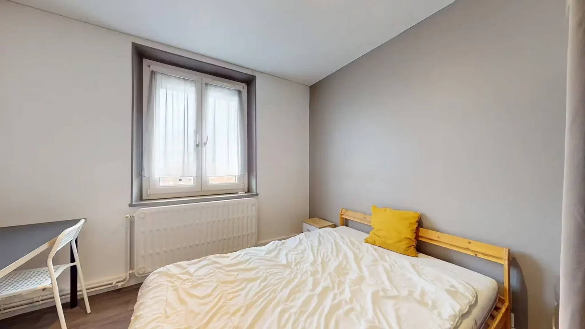 Habitación estudiantil amplia y cómoda en 