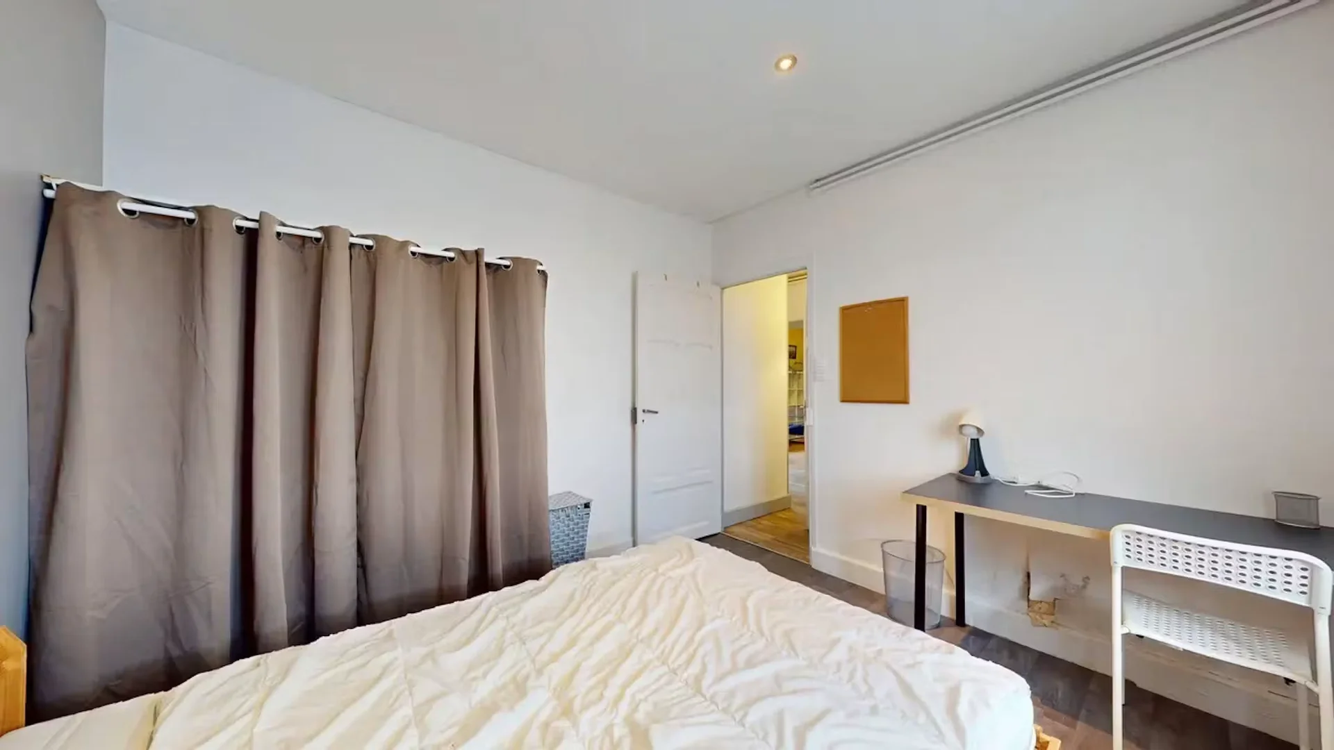 Habitación para estudiantes en  con área de estudio y facilidades compartidas