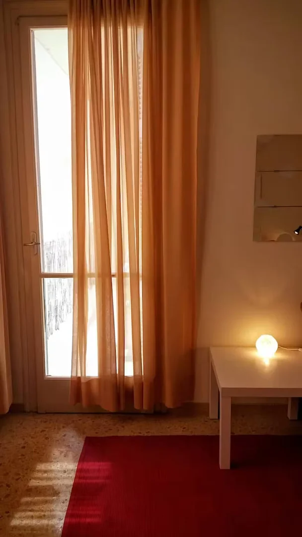 Chambre confortable pour étudiants disponible dans 