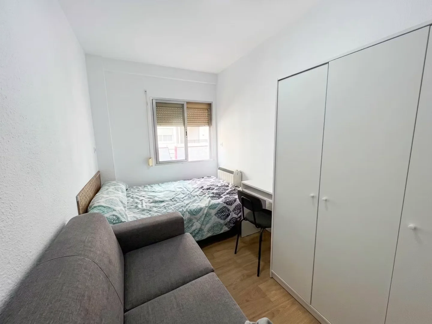 Functional student room perfect for studying in 
