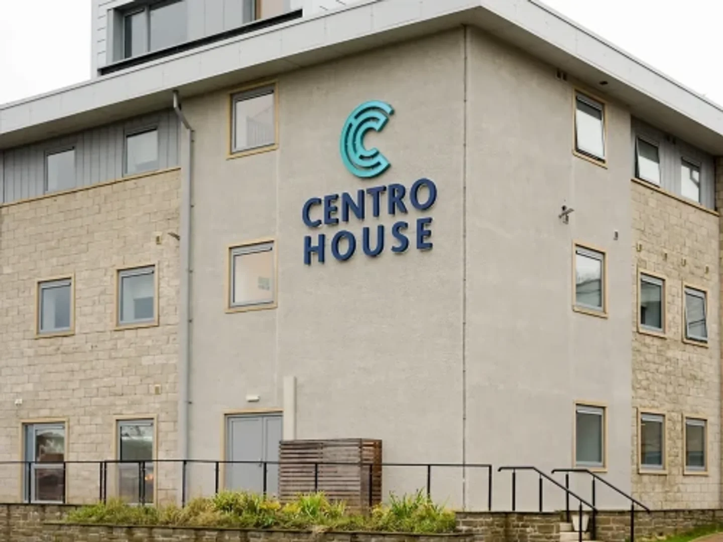 Pokój studencki w  z miejscem do nauki i wspólnymi udogodnieniami