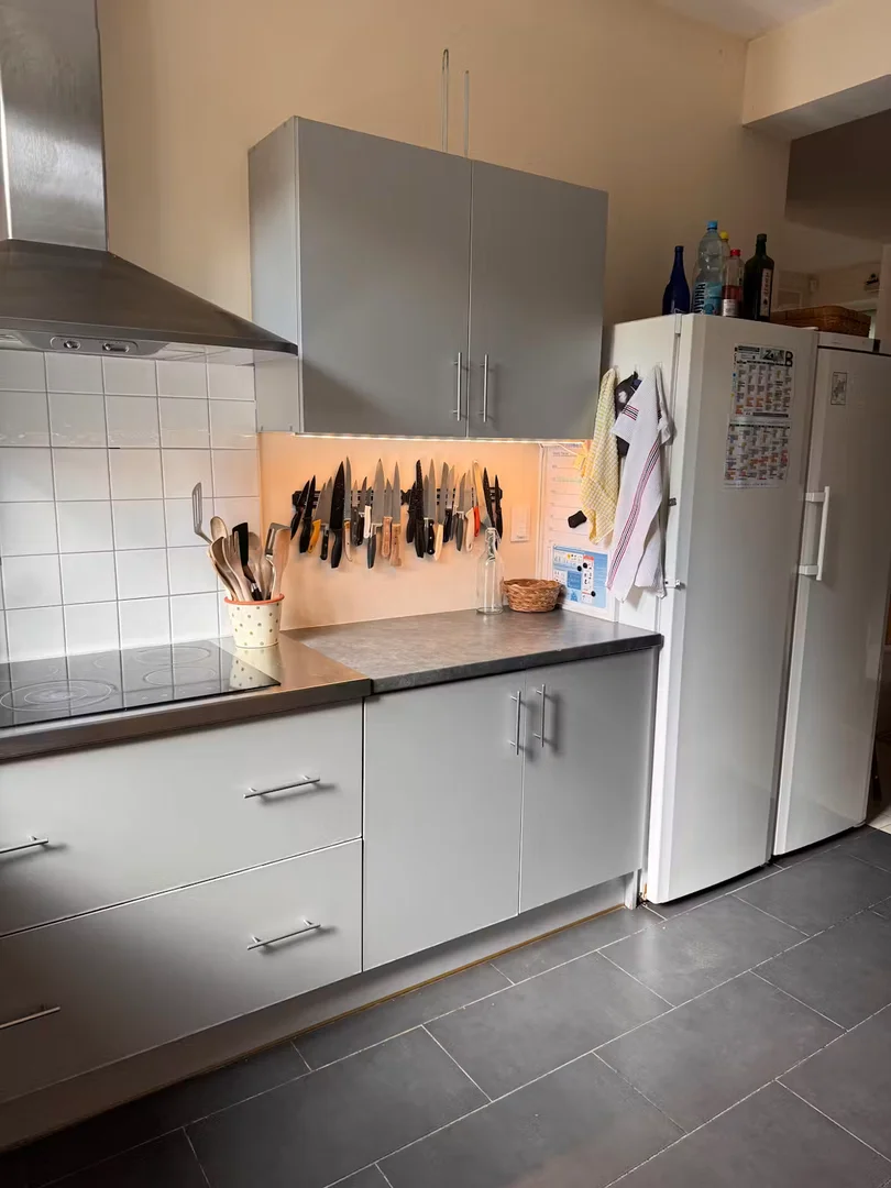 Chambre confortable pour étudiants disponible dans 