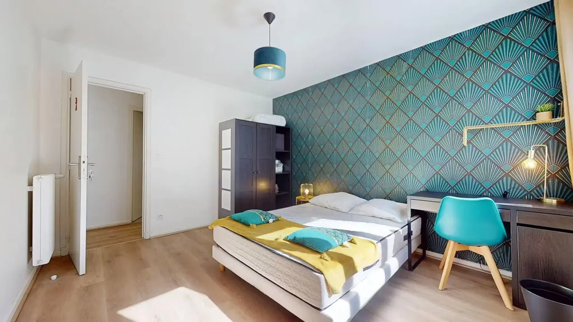 Habitación estudiantil amplia y cómoda en 