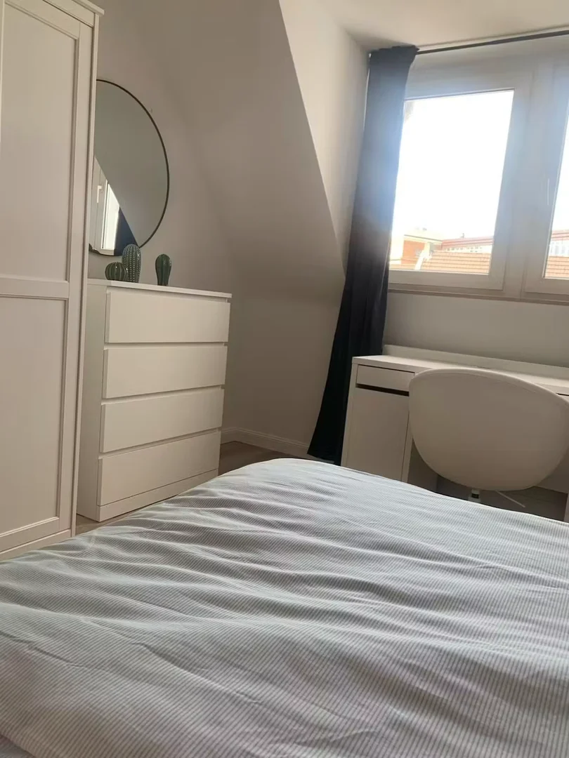 Room for rent in student apartment in , fully furnished
