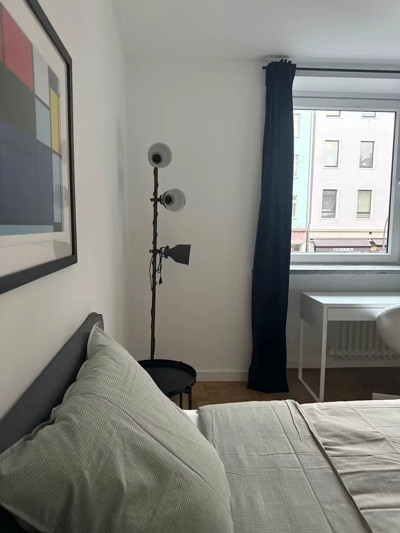 Habitación estudiantil luminosa y aireada con fácil acceso a la universidad en