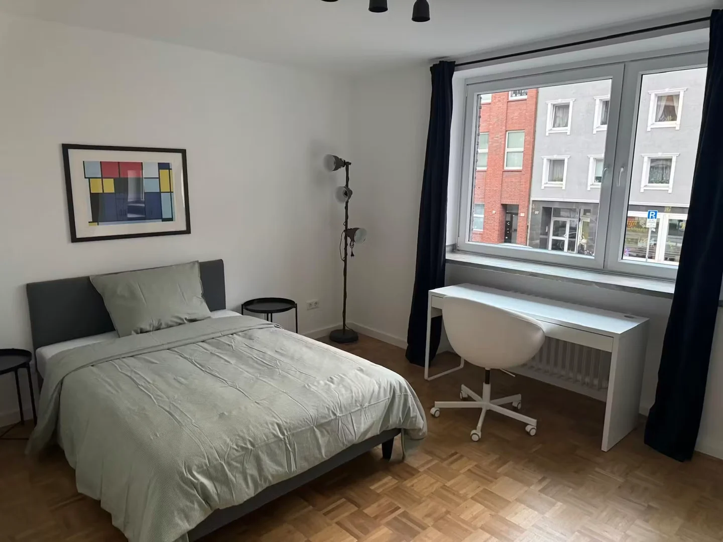 Habitación estudiantil luminosa y aireada con fácil acceso a la universidad en