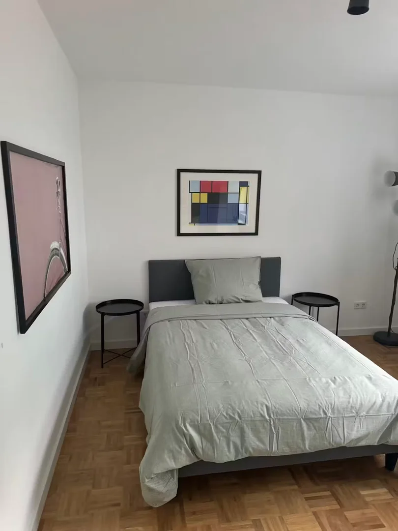 Habitación estudiantil luminosa y aireada con fácil acceso a la universidad en