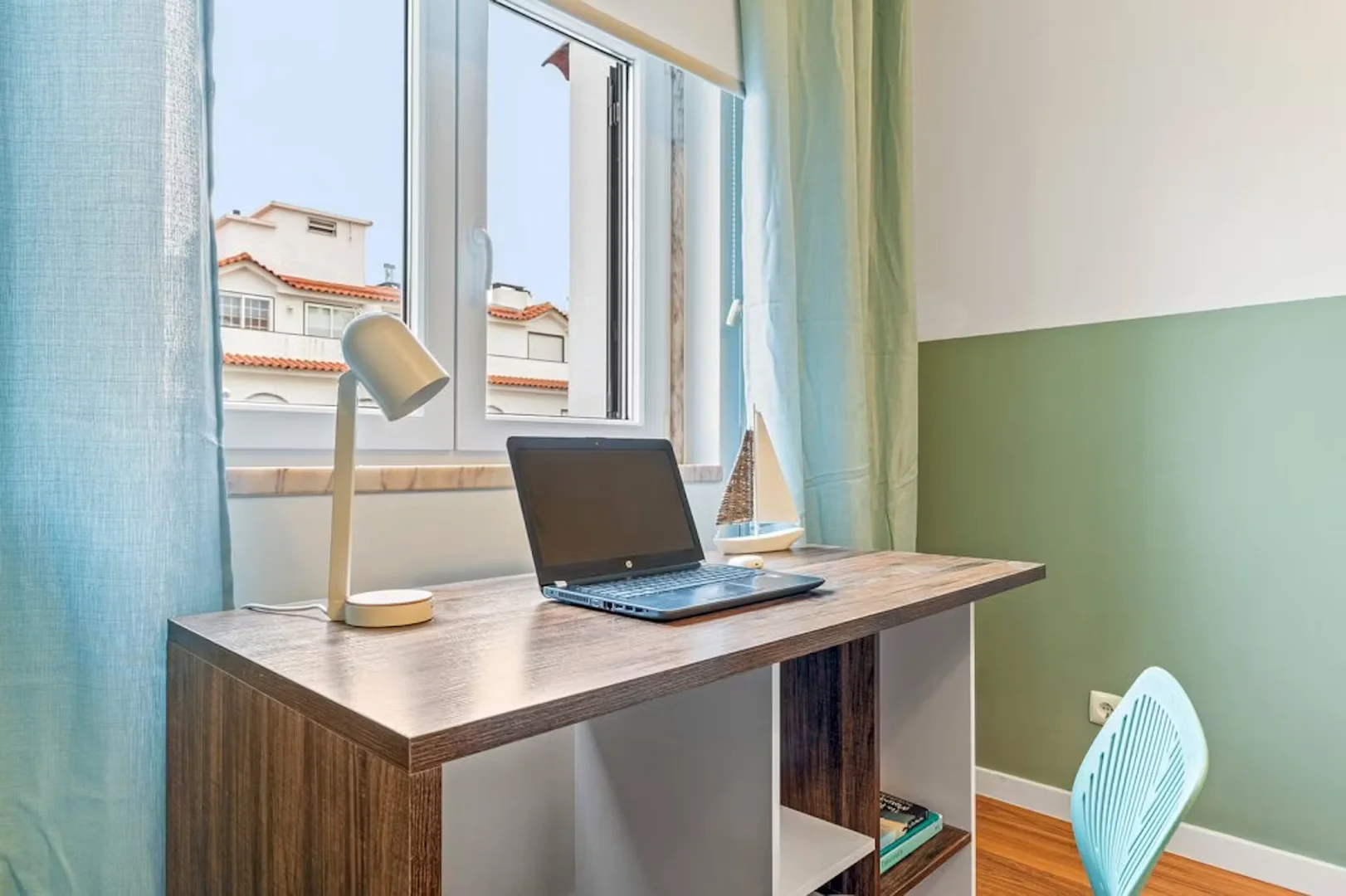 Stanza economica per studenti con ampia illuminazione in 