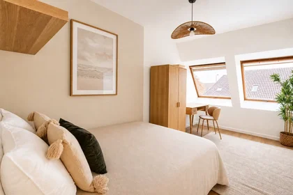 Zimmer mit Doppelbett zu vermieten {area}