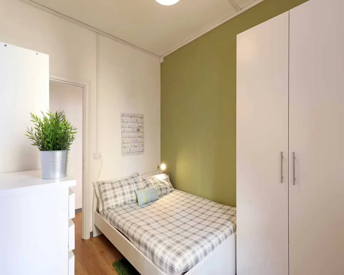 Quarto de estudante confortável e espaçoso em