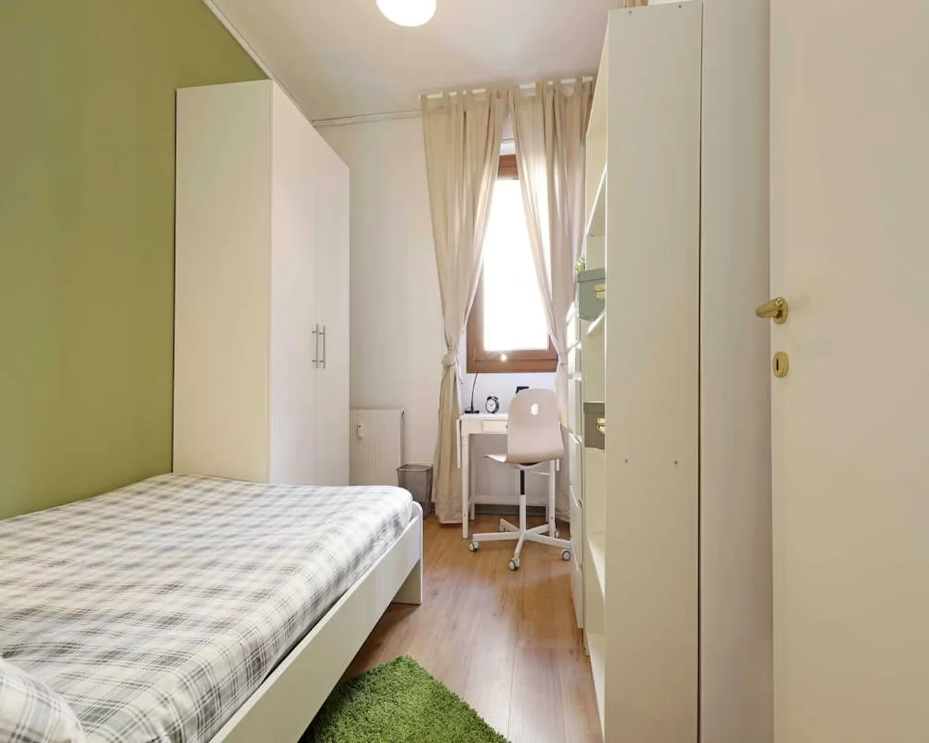 Quarto de estudante confortável e espaçoso em